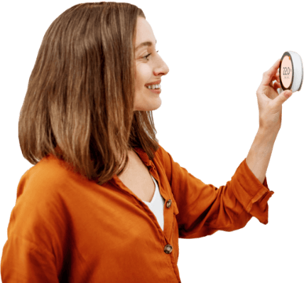 Femme réglant son thermostat – soumission en ligne pour thermopompe centrale ou murale