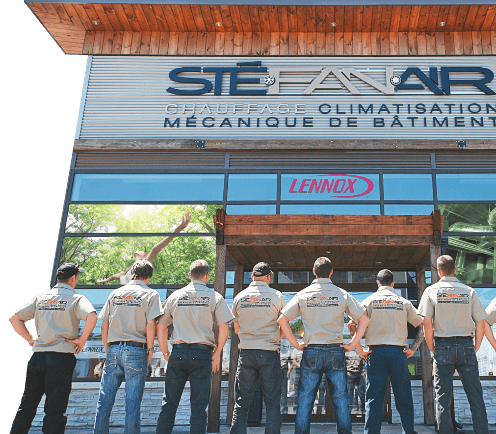 Personnes se tenant face à la façade de la boutique