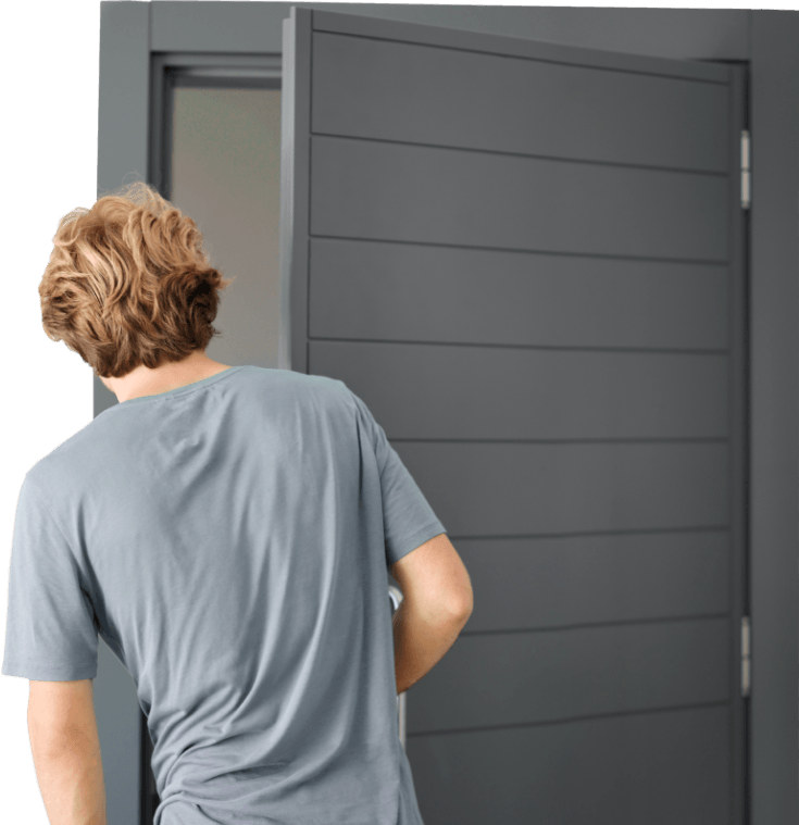 Homme ouvrant une porte