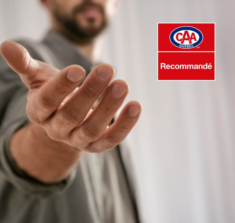 Homme présentant le logo CAA avec la main