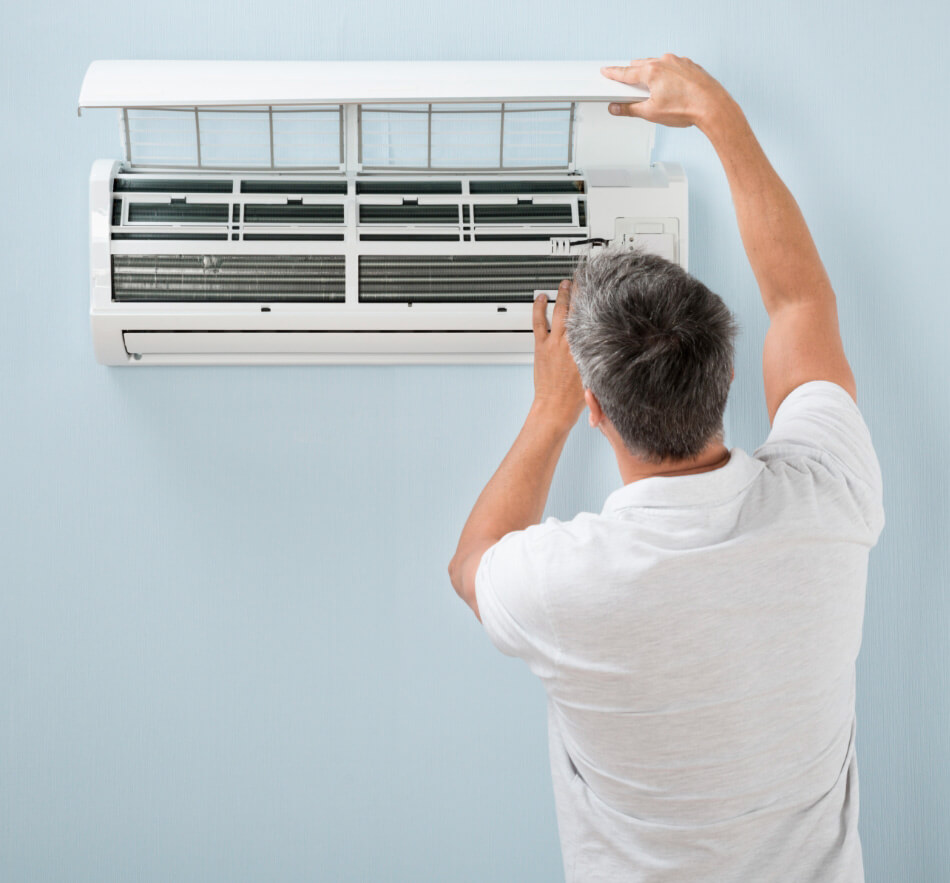 Homme réparant une thermopompe