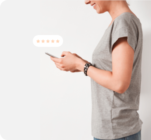 Personne utilisant son téléphone pour laisser 5 étoiles