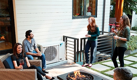 Amies discutant avec thermopompe Daikin en arrière-plan