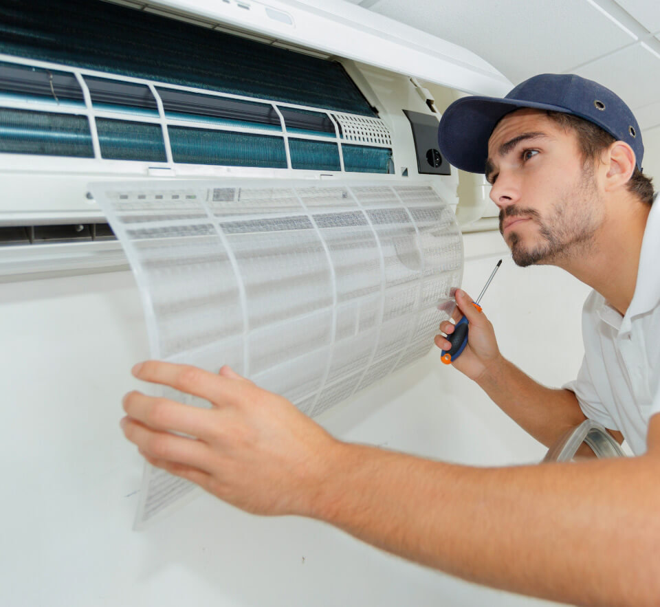 Technicien effectuant l’entretien d’une thermopompe