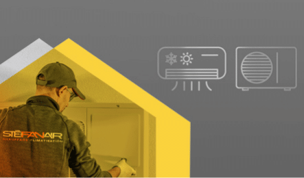 Technicien avec illustration de thermopompe montrant l’air chaud et l’air froid