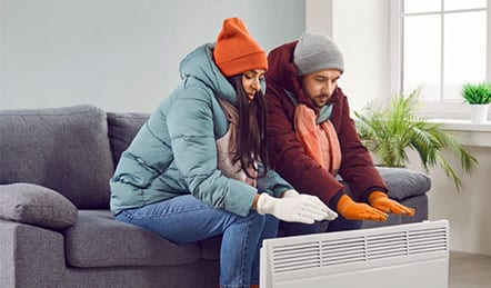 Couple se réchauffant avec thermopompe
