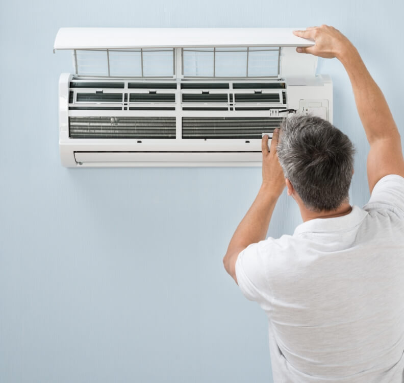 Homme nettoyant ses filtres