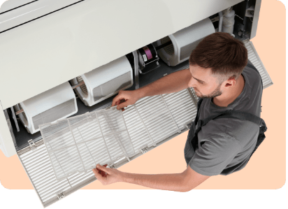 Homme réparant une thermopompe