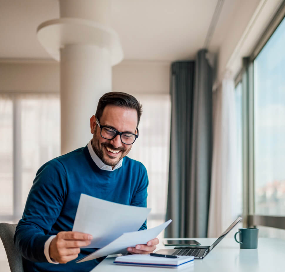 Homme heureux regardant un document du programme de financement