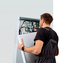 Technicien réparant thermopompe