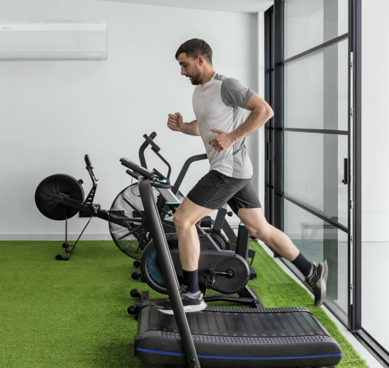 Homme courant sur un tapis roulant